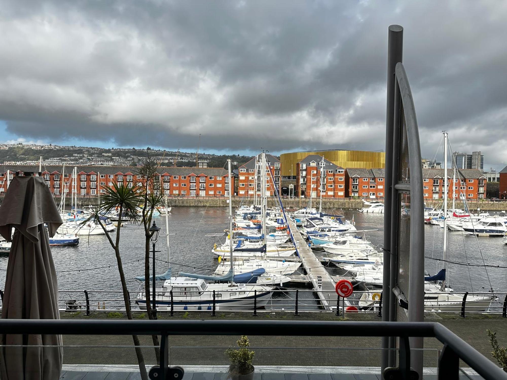 Water Front Apt Walk To The Beach & City Centre Swansea Kültér fotó