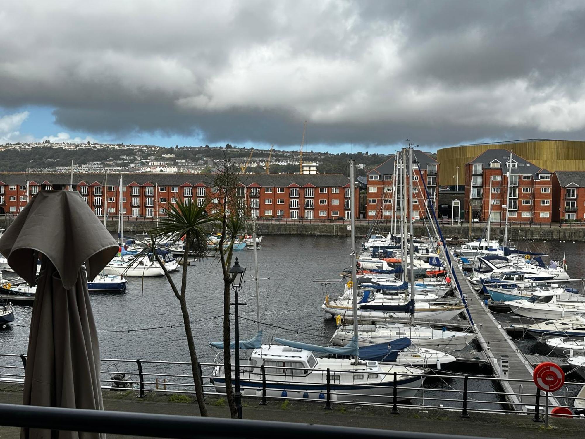 Water Front Apt Walk To The Beach & City Centre Swansea Kültér fotó